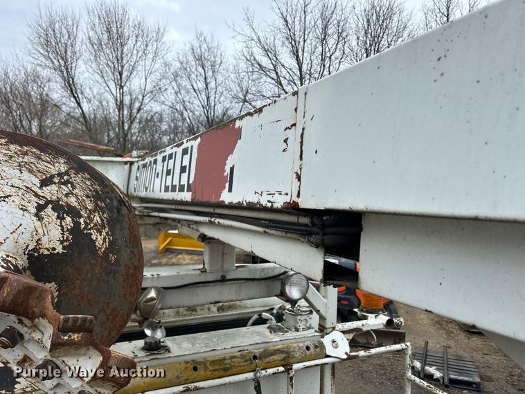 image for item MO9215 1995 International 4800  digger derrick truck