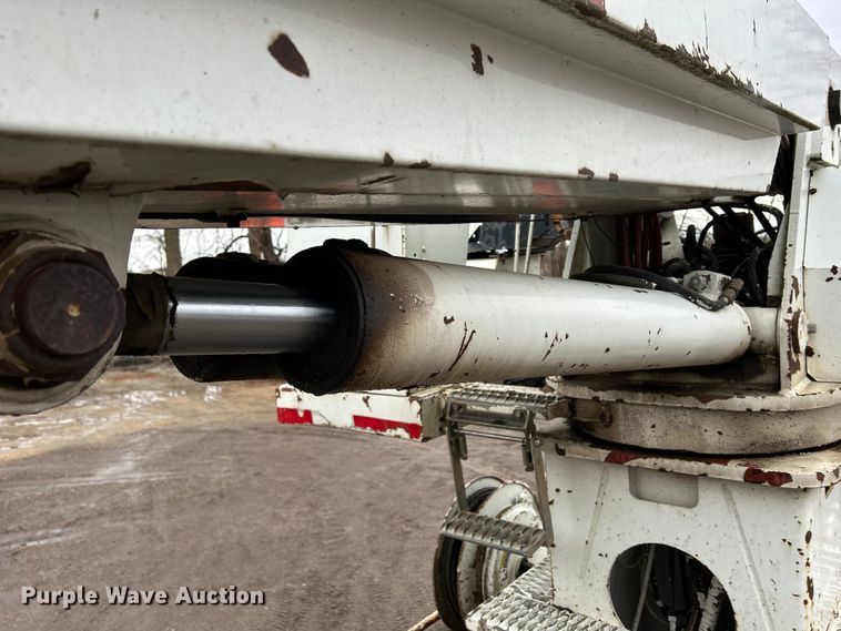 image for item MO9215 1995 International 4800  digger derrick truck