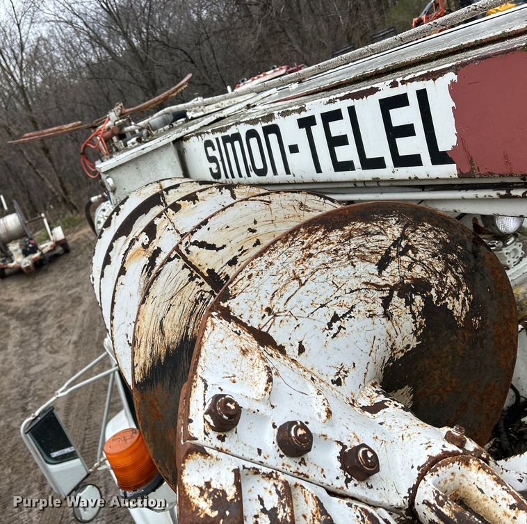 image for item MO9215 1995 International 4800  digger derrick truck