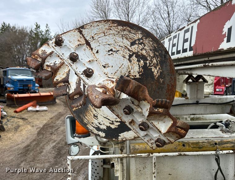 image for item MO9215 1995 International 4800  digger derrick truck