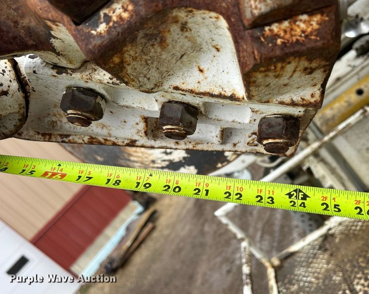 image for item MO9215 1995 International 4800  digger derrick truck