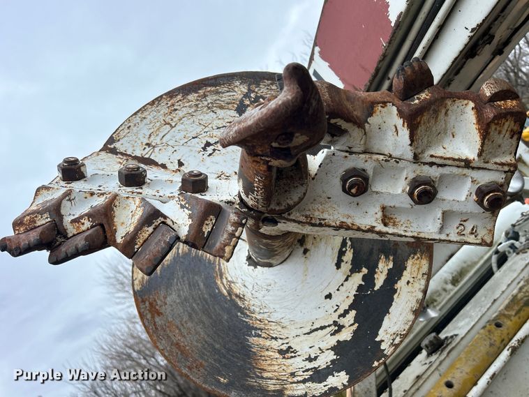 image for item MO9215 1995 International 4800  digger derrick truck