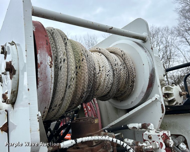 image for item MO9215 1995 International 4800  digger derrick truck