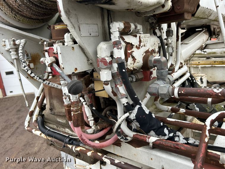 image for item MO9215 1995 International 4800  digger derrick truck