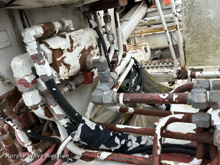 image for item MO9215 1995 International 4800  digger derrick truck