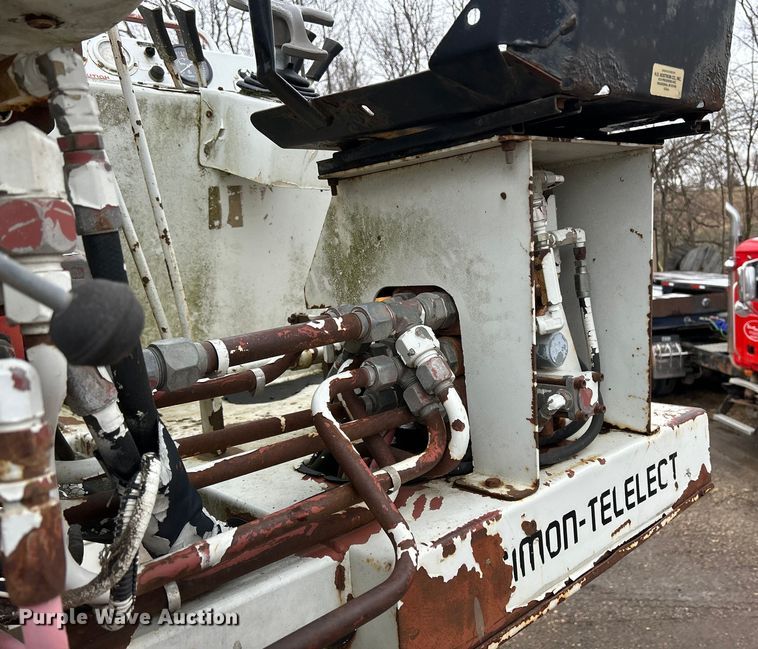 image for item MO9215 1995 International 4800  digger derrick truck