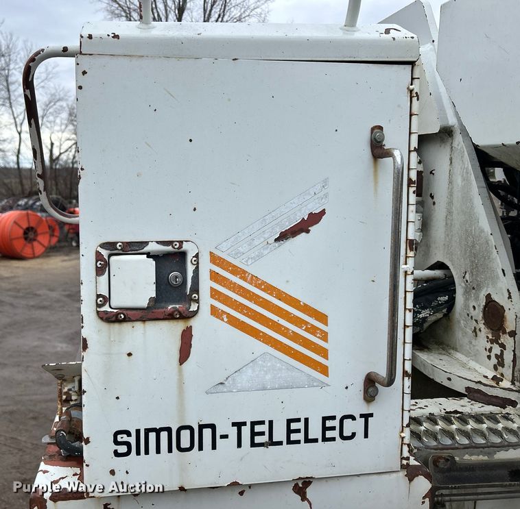 image for item MO9215 1995 International 4800  digger derrick truck