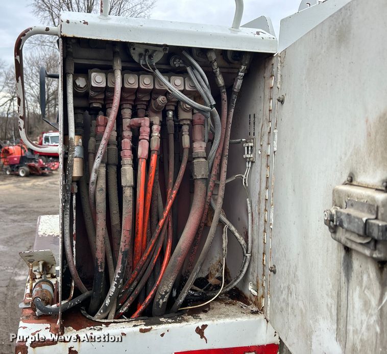 image for item MO9215 1995 International 4800  digger derrick truck