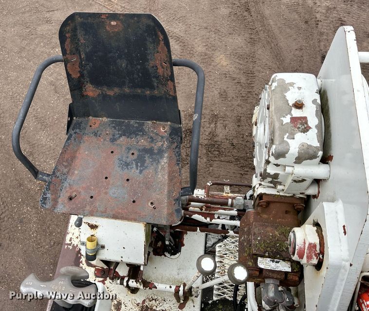 image for item MO9215 1995 International 4800  digger derrick truck