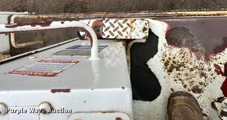 image for item MO9215 1995 International 4800  digger derrick truck