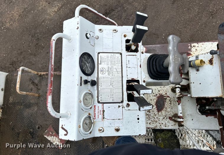 image for item MO9215 1995 International 4800  digger derrick truck