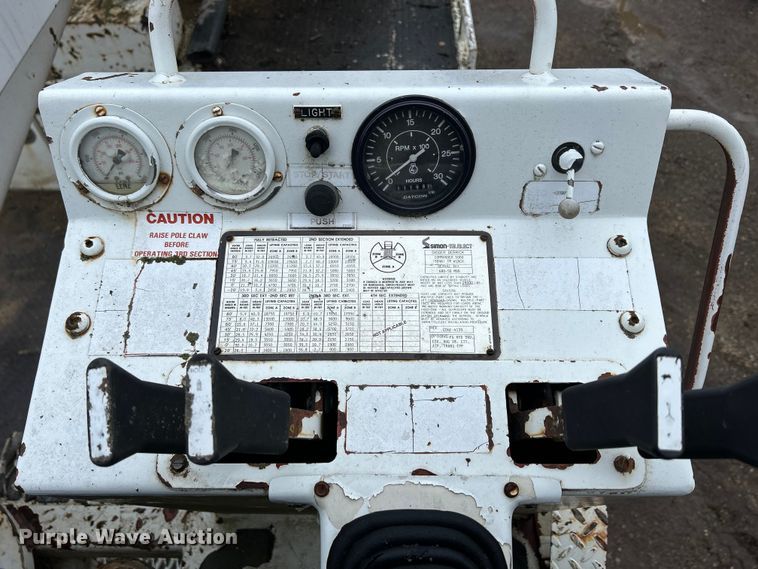 image for item MO9215 1995 International 4800  digger derrick truck