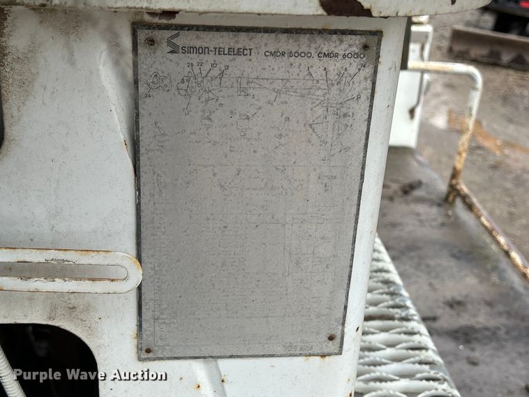 image for item MO9215 1995 International 4800  digger derrick truck