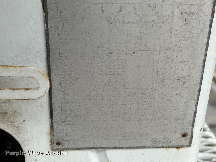 image for item MO9215 1995 International 4800  digger derrick truck