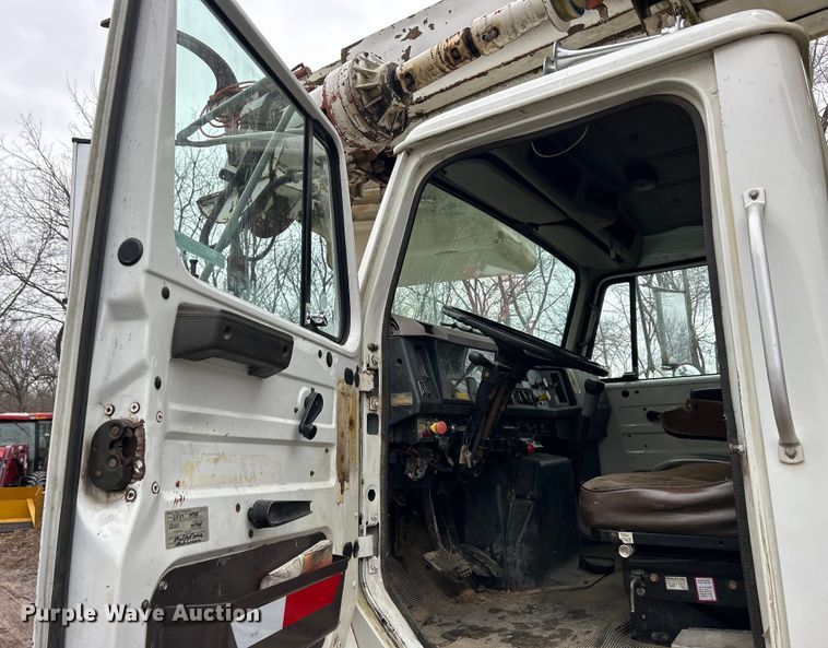 image for item MO9215 1995 International 4800  digger derrick truck