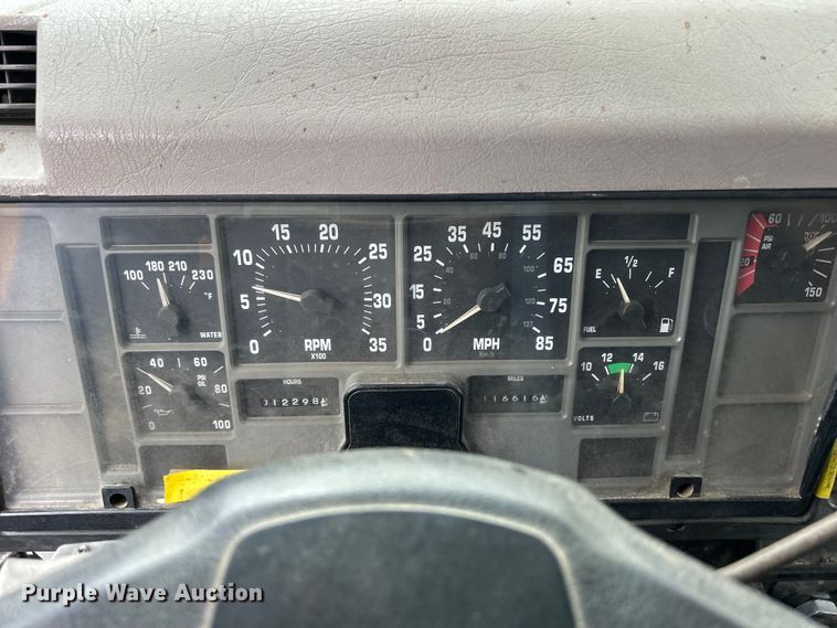 image for item MO9215 1995 International 4800  digger derrick truck