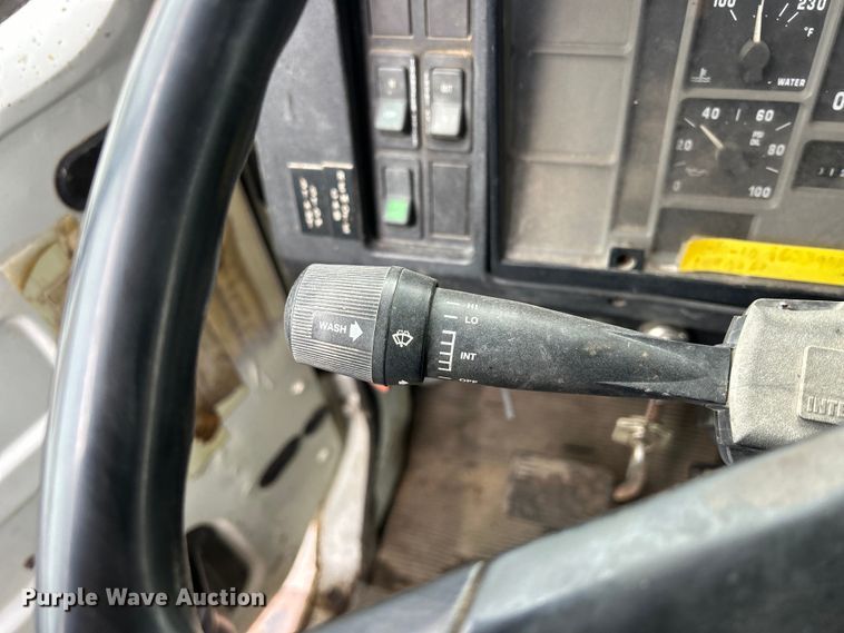 image for item MO9215 1995 International 4800  digger derrick truck