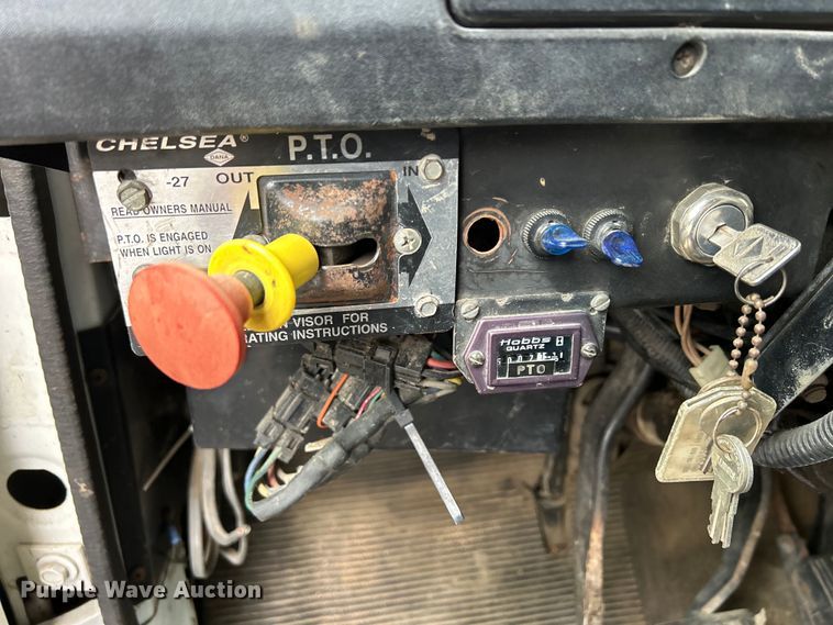 image for item MO9215 1995 International 4800  digger derrick truck