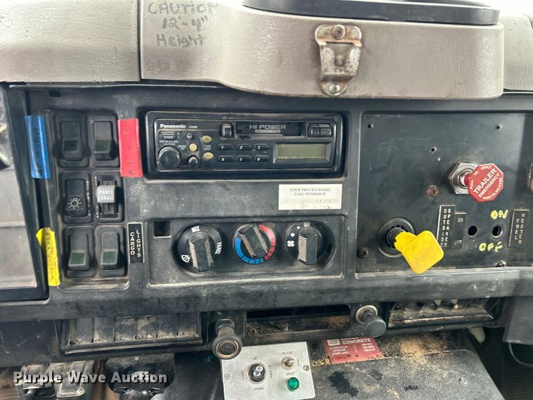 image for item MO9215 1995 International 4800  digger derrick truck