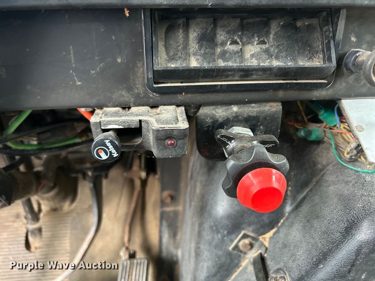 image for item MO9215 1995 International 4800  digger derrick truck