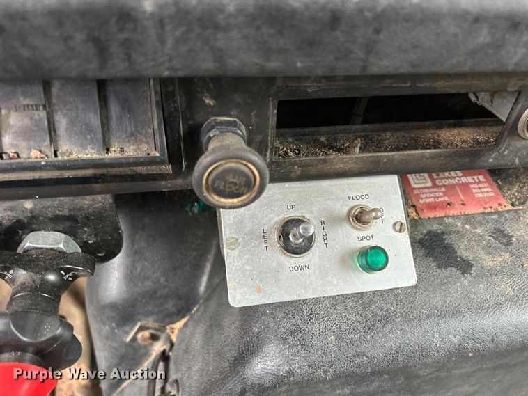 image for item MO9215 1995 International 4800  digger derrick truck