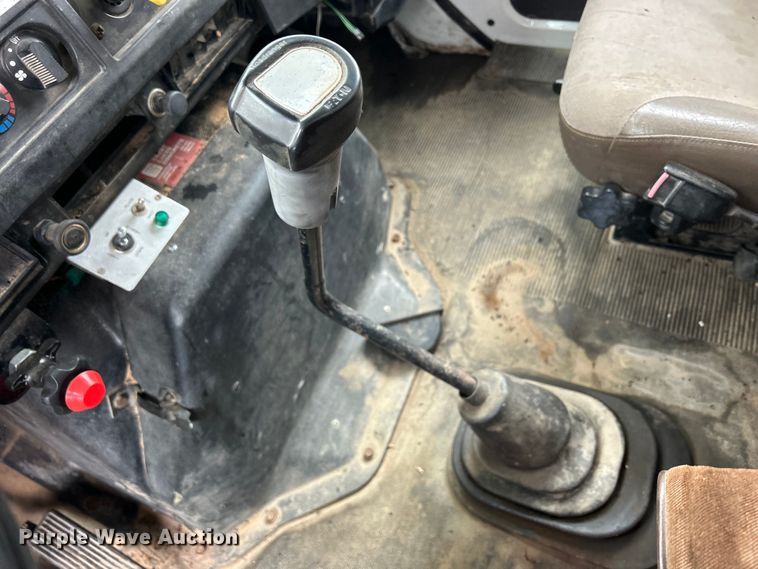 image for item MO9215 1995 International 4800  digger derrick truck