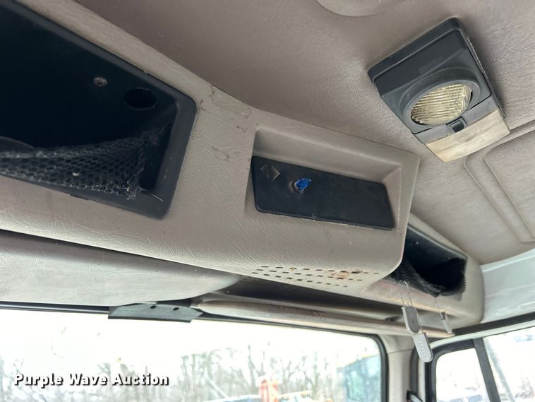 image for item MO9215 1995 International 4800  digger derrick truck