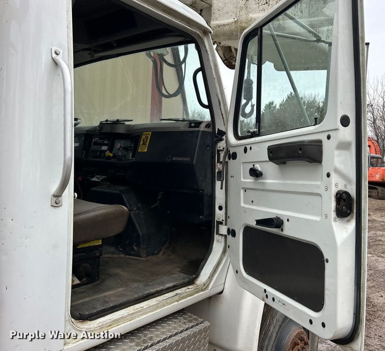 image for item MO9215 1995 International 4800  digger derrick truck