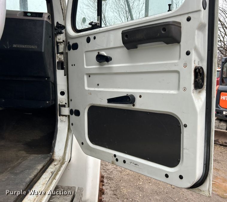 image for item MO9215 1995 International 4800  digger derrick truck