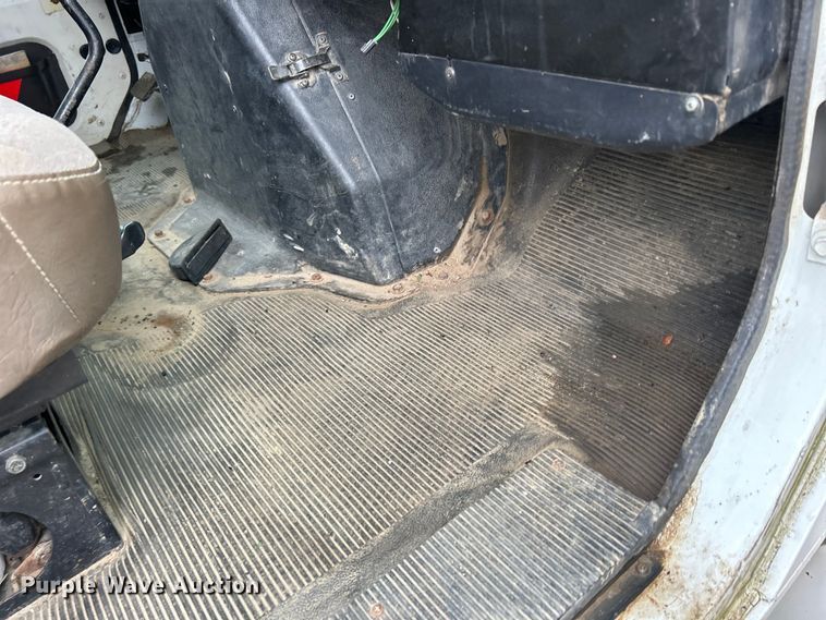 image for item MO9215 1995 International 4800  digger derrick truck