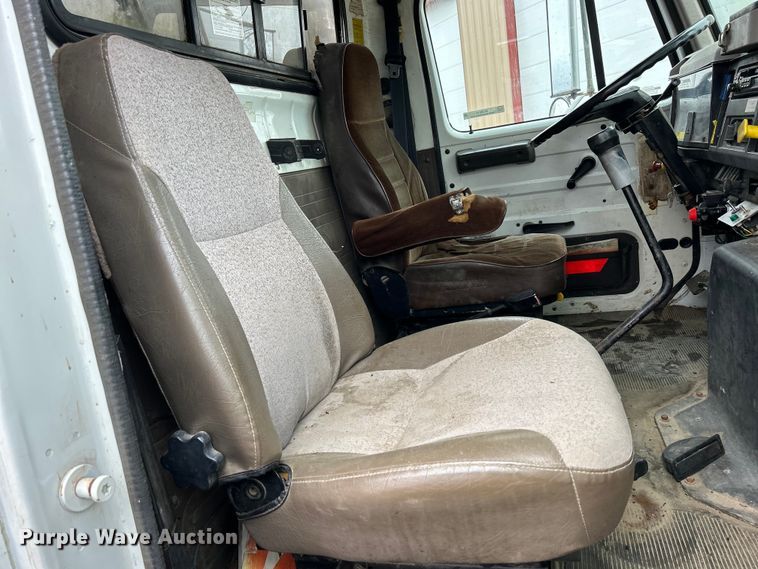 image for item MO9215 1995 International 4800  digger derrick truck