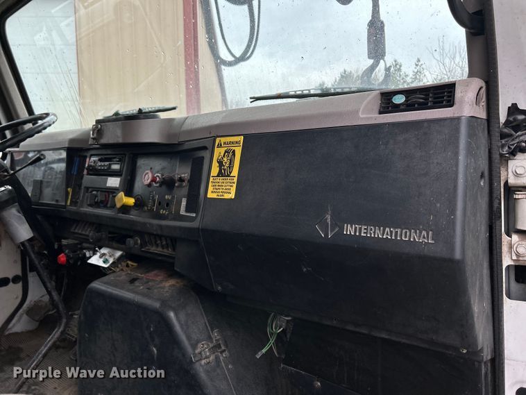 image for item MO9215 1995 International 4800  digger derrick truck