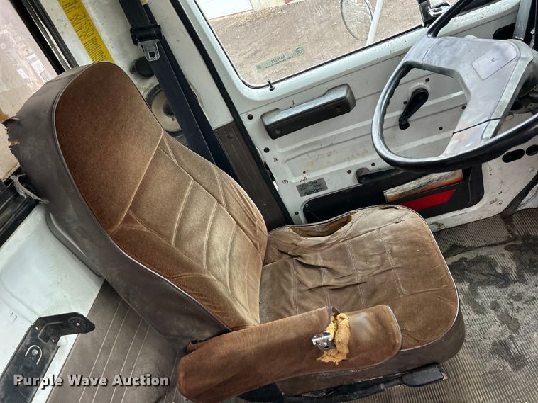 image for item MO9215 1995 International 4800  digger derrick truck