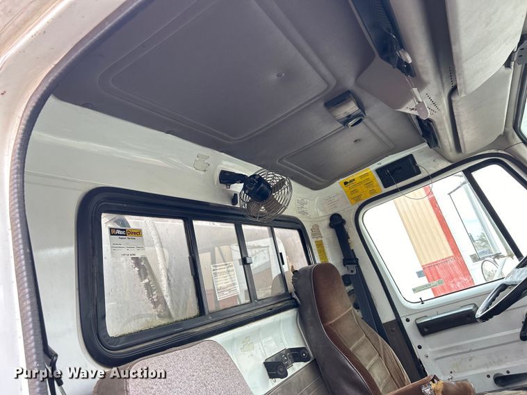 image for item MO9215 1995 International 4800  digger derrick truck