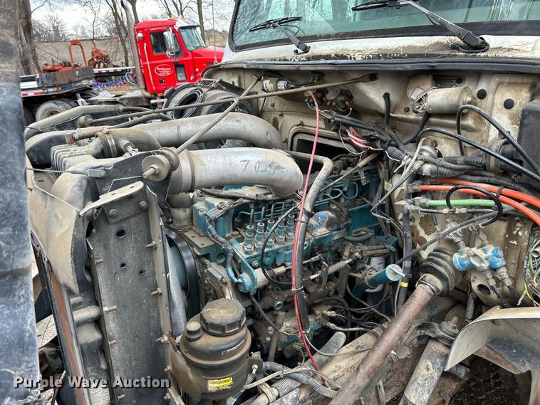 image for item MO9215 1995 International 4800  digger derrick truck