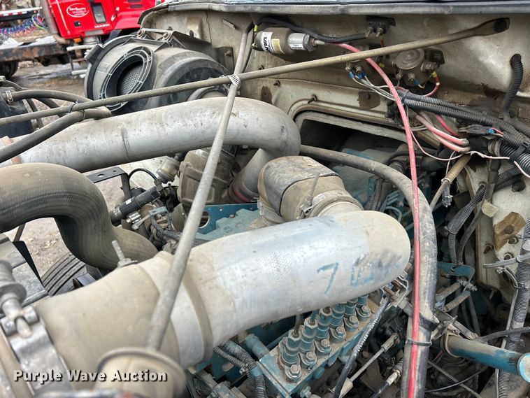 image for item MO9215 1995 International 4800  digger derrick truck