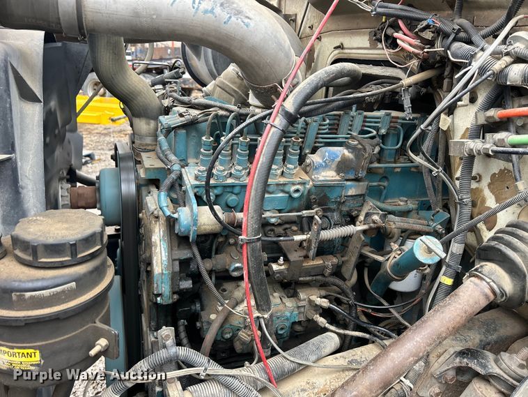 image for item MO9215 1995 International 4800  digger derrick truck