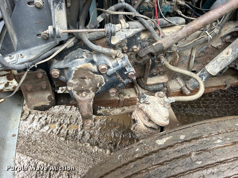 image for item MO9215 1995 International 4800  digger derrick truck