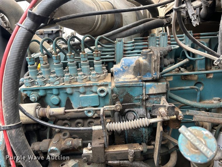 image for item MO9215 1995 International 4800  digger derrick truck