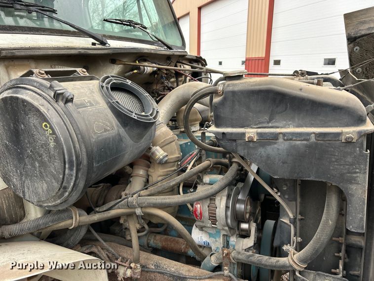 image for item MO9215 1995 International 4800  digger derrick truck