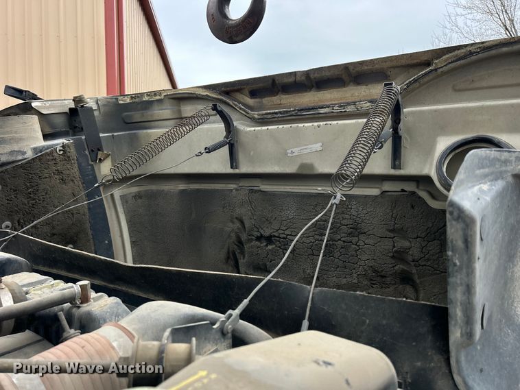 image for item MO9215 1995 International 4800  digger derrick truck