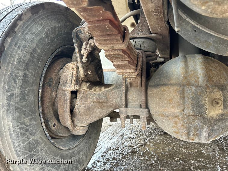 image for item MO9215 1995 International 4800  digger derrick truck