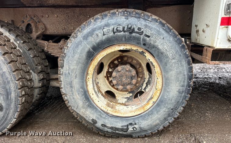 image for item MO9215 1995 International 4800  digger derrick truck