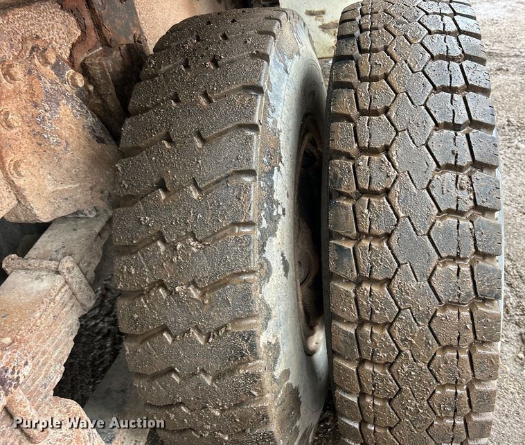 image for item MO9215 1995 International 4800  digger derrick truck