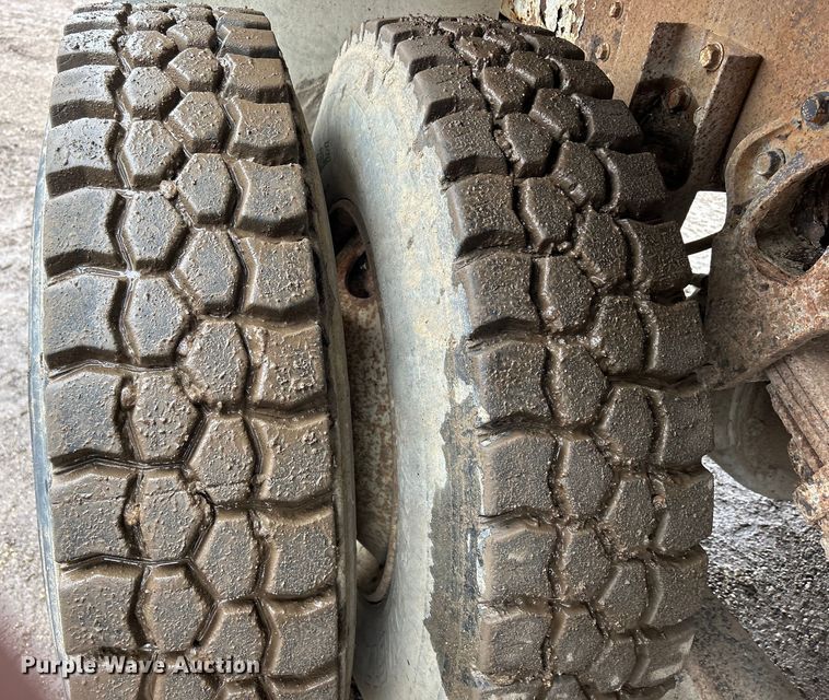 image for item MO9215 1995 International 4800  digger derrick truck