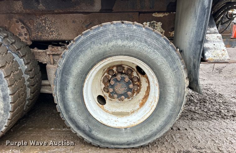 image for item MO9215 1995 International 4800  digger derrick truck