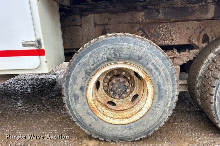 image for item MO9215 1995 International 4800  digger derrick truck