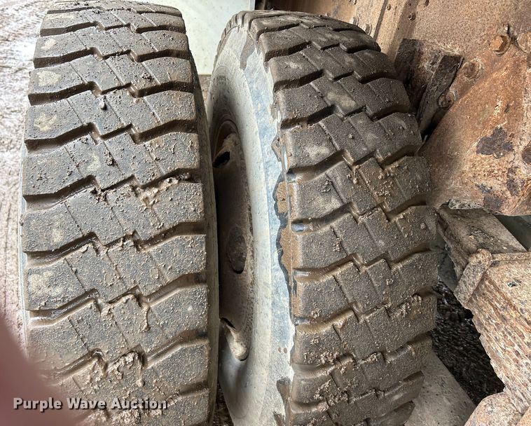 image for item MO9215 1995 International 4800  digger derrick truck