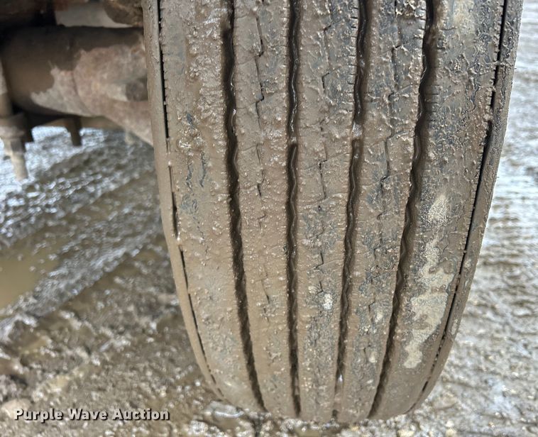 image for item MO9215 1995 International 4800  digger derrick truck