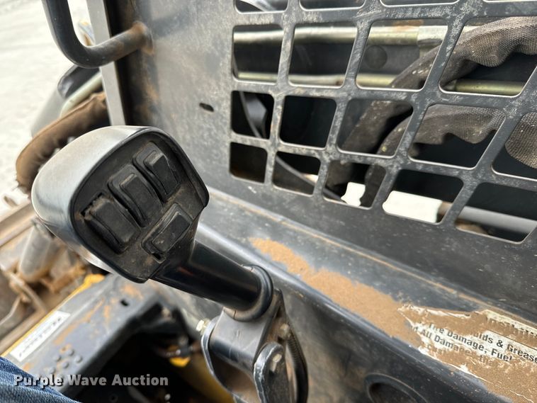 image for item NH9086 2006 New Holland LS180B skid steer loader